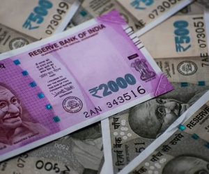 ہندوستان: 40 کروڑ کام کرنے والی آبادی کا نصف حصہ قرضدار، کورونا نے کیا برا حال