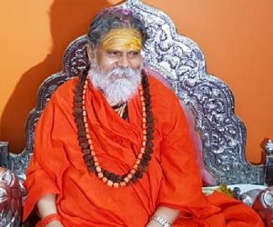 دو سے زیادہ بچے پیدا کرنے والوں کا ’ووٹنگ حق‘ چھین لیا جائے: مہنت نریندر گری