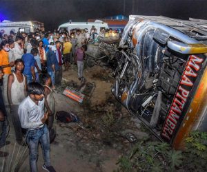 بارہ بنکی: ٹرک اور بس کے درمیان زبردست ٹکر ، 18 افراد ہلاک، درجنوں زخمی، مرنے والوں کو دو لاکھ اور زخمیوں کو 50 ہزار روپے امداد دینے کا وزیر اعظم نے کیا اعلان