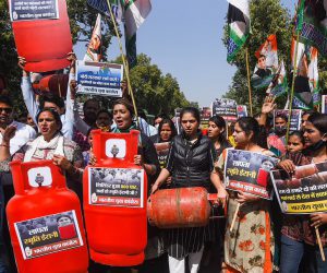 عوام پر چہار جانب سے مہنگائی کی مار! ایل پی جی، امُول دودھ کی قیمتوں اور بینک سروس چارج میں اضافہ