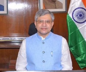 پارلیمنٹ میں ٹی ایم سی رکن پارلیمنٹ نے مرکزی وزیر کے ہاتھوں سے پیپر چھین کر پھاڑ ڈالا