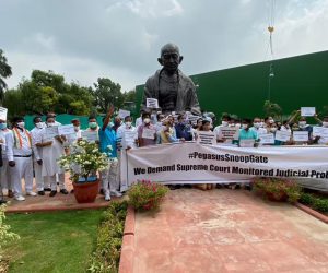 پیگاسس جاسوسی معاملہ پر ہنگامہ جاری، کانگریس ارکان پارلیمنٹ گاندھی کے مجسمہ پر سراپا احتجاج