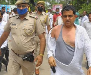 راجستھان میں مظاہرین کسانوں نے بی جے پی لیڈر کے کپڑے پھاڑے