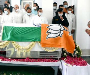 کلیان سنگھ کو خراج تحسین کے موقع پر ترنگے کی توہین، بی جے پی کے اس عمل پر لوگوں کا سخت رد عمل