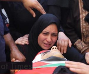 اسرائیلی فوج کا شہید فلسطینی کے جنازے کے جلوس پر حملہ