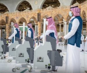 عمرہ سیزن کے آغاز سے قبل مسجد حرام میں سینی ٹائزیشن اور صفائی دن رات جاری