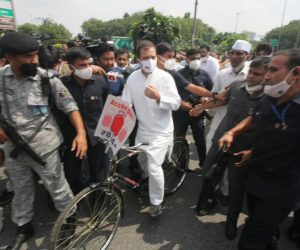 اپوزیشن کی ’بریک فاسٹ میٹنگ‘ میں 14 جماعتوں کی شرکت، اجلاس کے بعد راہل گاندھی کا سائیکل مارچ