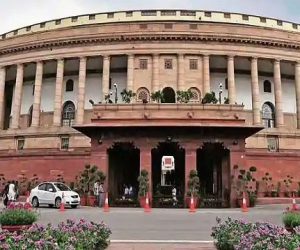 ہنگامہ کے سبب لوک سبھا کی کارروائی دن بھر کے لیے ملتوی، پھر بھی مودی حکومت نے منظور کرا لیے تین اہم بل!