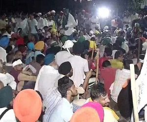 کرنال مہاپنچایت: کسانوں نے سکریٹریٹ کو گھیرا، افسر پر کارروائی کے لیے دھرنا