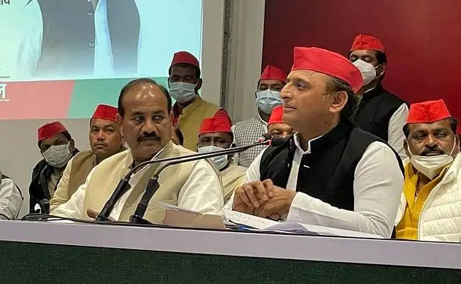 دارا سنگھ سماج وادی پارٹی میں شامل، یوگی کے تیسرے وزیر اکھلیش کے سائیکل پر سوار