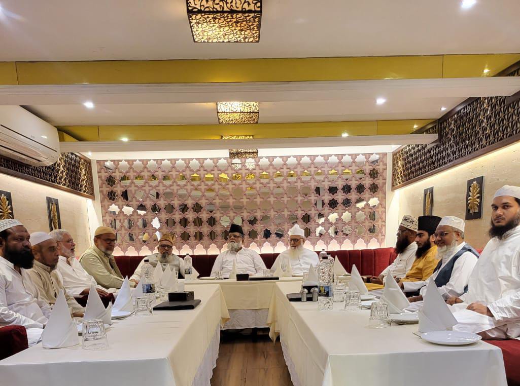 آل انڈیا علماء کونسل نے مالس میں شراب کی فروخت، کرناٹک کے بعض اسکولوں میں باحجاب مسلم طالبات پر روک اور حج ہاؤس ممبئی میں ہونے والی من مانیوں کو ختم کرنے کا مطالبہ کیا