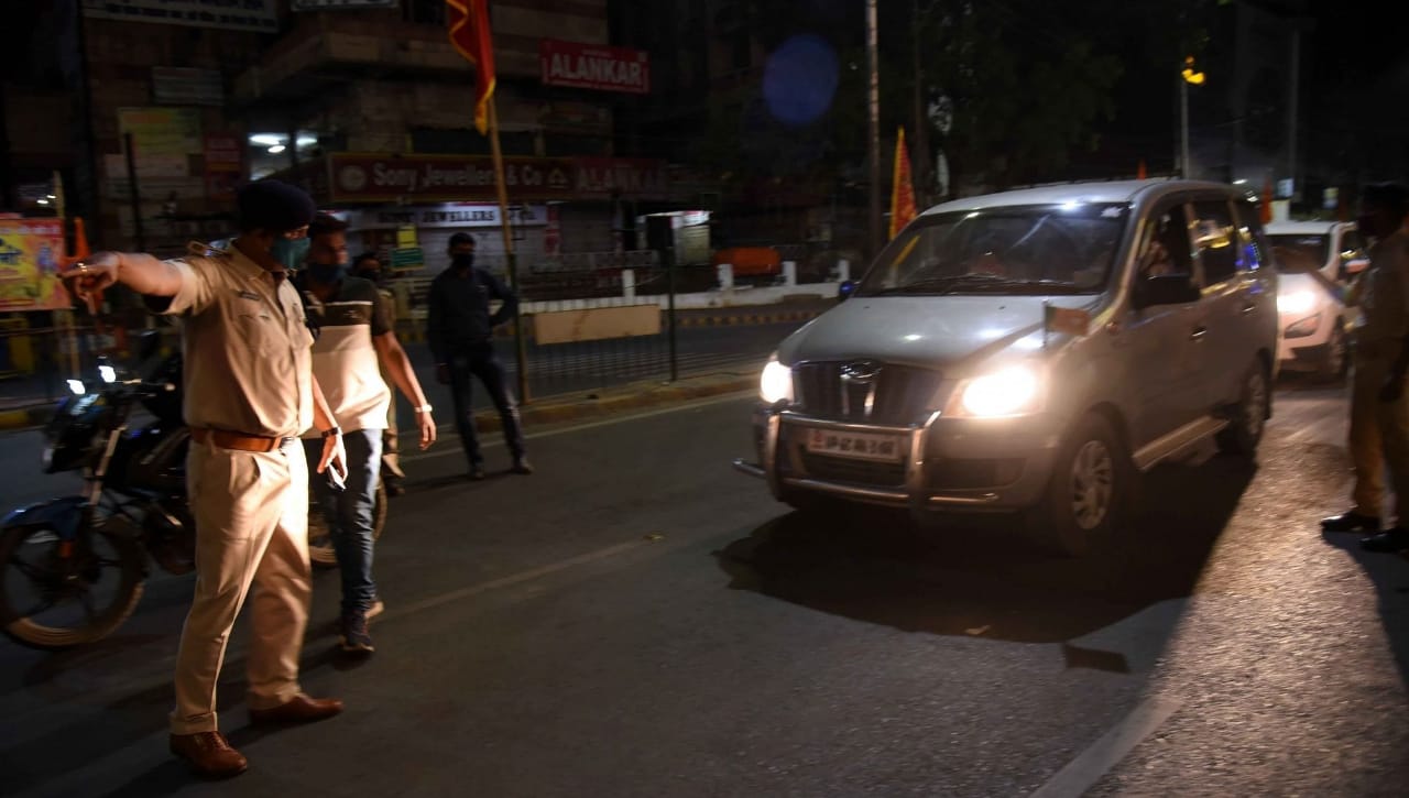 دہلی میں نائٹ کرفیو سمیت کورونا سے متعلق تمام پابندیاں ختم، اب مسافر بس اور میٹرو میں کھڑے ہو کر کرسکیں گے سفر