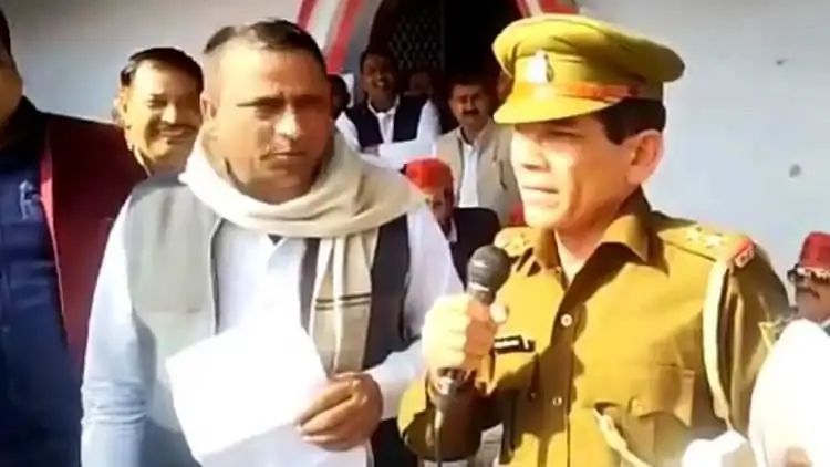 اتر پردیش: داروغہ جنگل نے بھرے جلسہ میں چھوڑی ملازمت، کہا – ‘ بی جے پی والوں نے خون پی لیا’