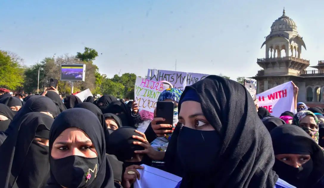 کرناٹک کے بعد اب یوپی میں بھی حجاب تنازعہ: علی گڑھ کے دھرم سماج ڈگری کالج میں بھی حجاب پر پابندی