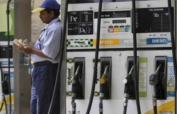 ایندھن قیمتیں بے قابو: دہلی میں پٹرول 100 کے پار، ایک ہفتے میں 4.80 روپے کا اضافہ