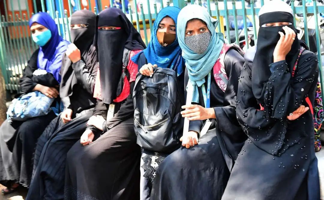 حجاب تنازعہ: کرناٹک کے منگلورو یونیورسٹی کی متعدد طالبات کو واپس بھیجا گیا