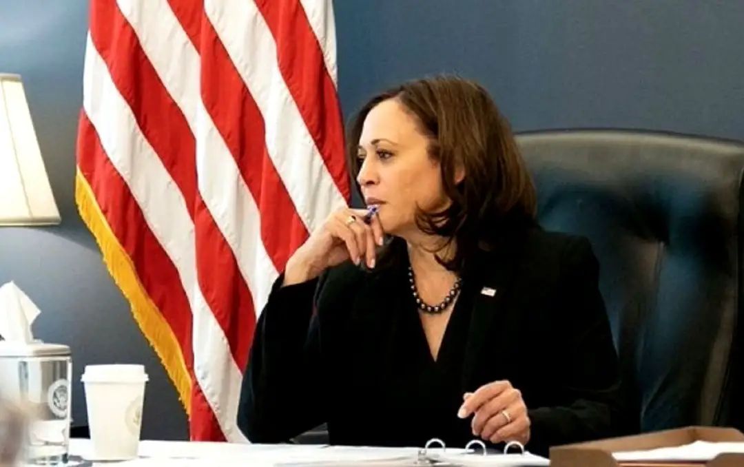 اندهادهند فائرنگ: کملا ہیرس نے کی ہتھیاروں پر پابندی لگانے کی اپیل