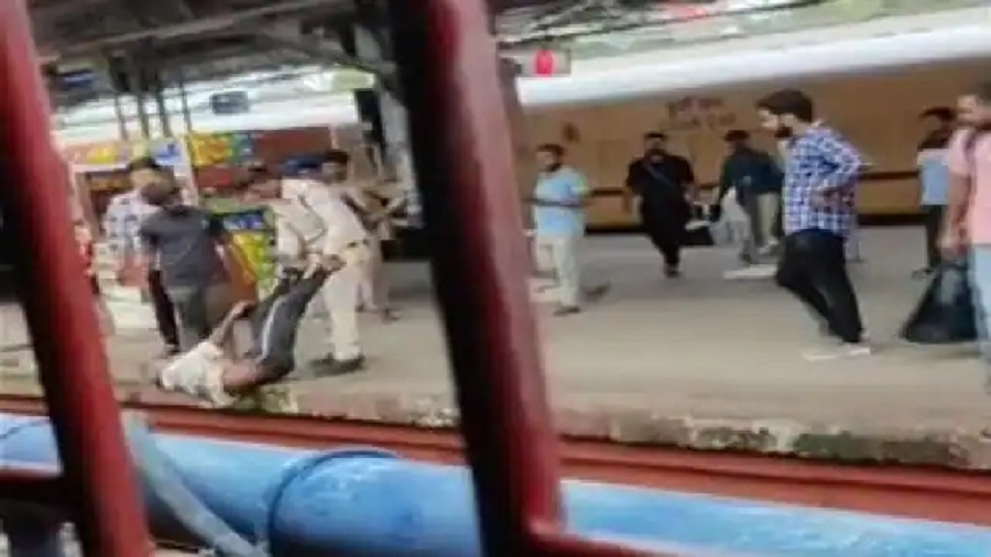 مدھیہ پردیش: جبل پور اسٹیشن پر پولیس نے بزرگ کی لاتوں اور گھونسوں سے پٹائی کی، ویڈیو وائرل