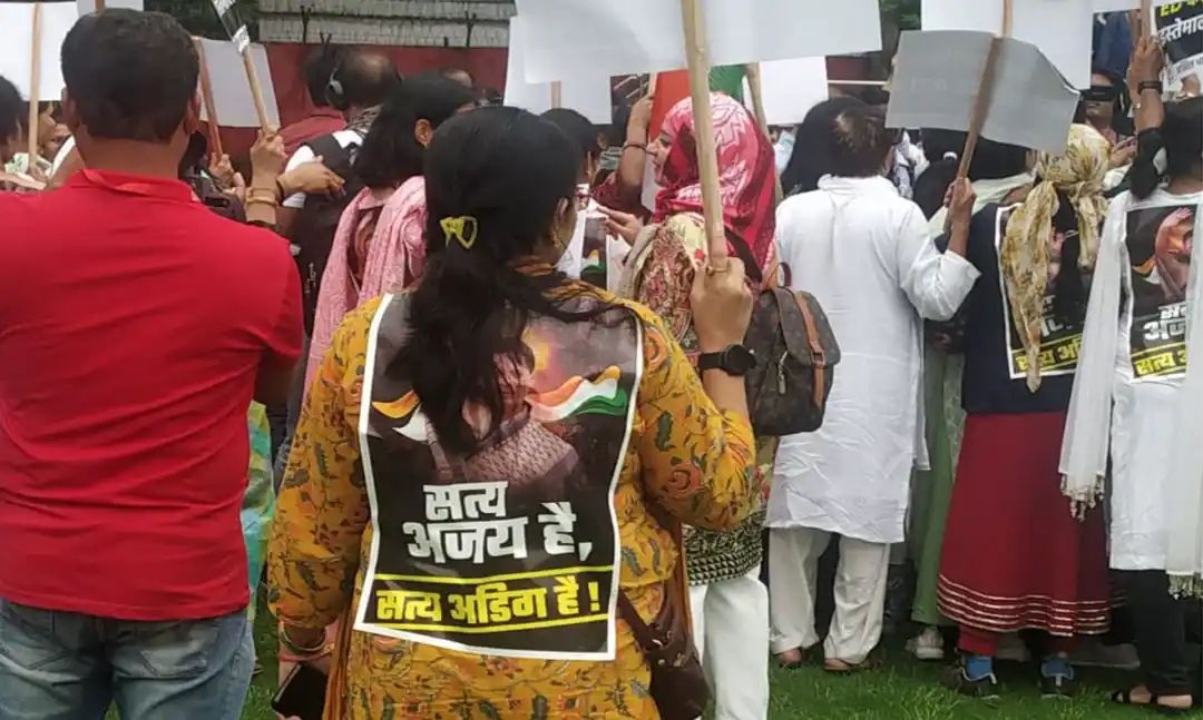 سونیا گاندھی کی ای ڈی میں پیشی کے خلاف احتجاج، کانگریس دفتر میں جمع ہوئے کانگریس کارکنان