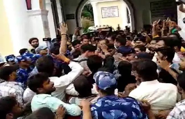 پٹنہ کالج کیمپس میں جے پی نڈا کی آمد پر ان کے خلاف طلباء کا شدید احتجاج