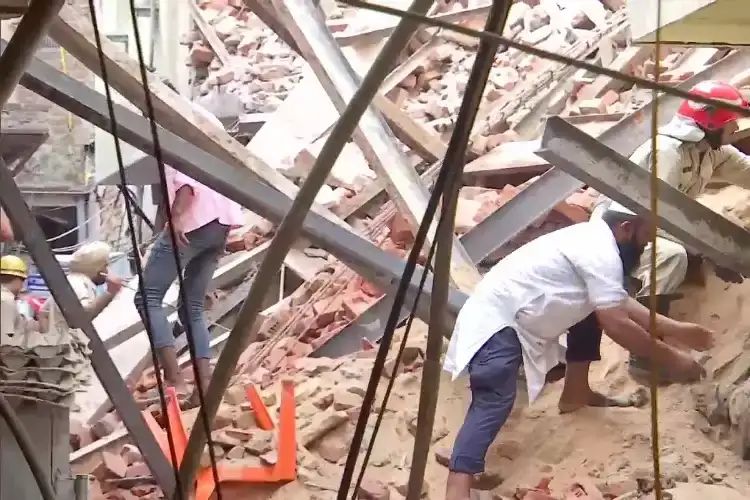 دہلی: آزاد مارکیٹ میں چار منزلہ زیر تعمیرعمارت کے گرنے سے پانچ افراد ملبے تلے دبے ہونے کی خبر، چار افراد شدید زخمی، داخل اسپتال