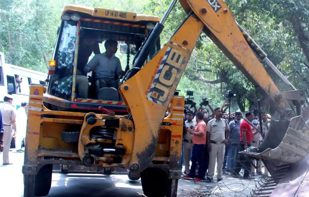 لو جہاد کے ملزم آرزو ملک کے گھر پر انتظامیہ نے چلایا بلڈوزر، دھوکے سے دوسرے مذہب کی لڑکی سے شادی کرنے کا الزام