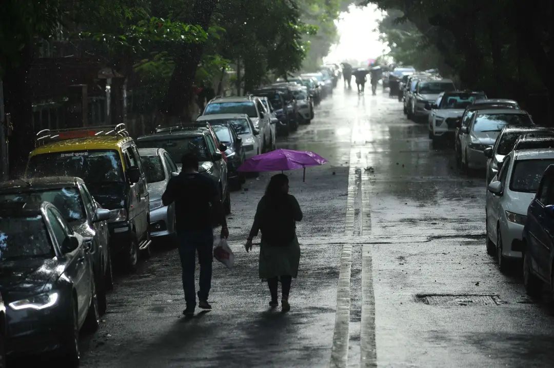 ممبئی: موسلا دھار بارش کا سلسلہ جاری، شہری زندگی متاثر، لوکل ٹرینوں کی آمدورفت میں تاخیر