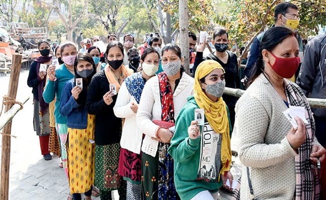 ہماچل پردیش انتخابات : اسمبلی کی 68 اسمبلی سیٹوں کے لئے پولنگ جاری، وزیر اعظم سمیت دیگر اہم شخصیات نے کی ووٹ دینے کی اپیل