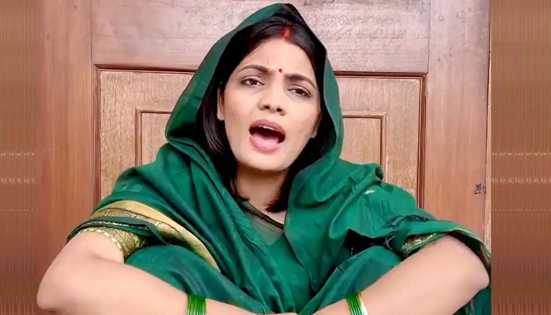 تنقید کے رد عمل میں یہ رویہ ٹھیک نہیں!  مشہور گلوکارہ نیہا سنگھ راٹھوڑ اپنا فیس بک اکاؤنٹ بند ہونے سے ناراض