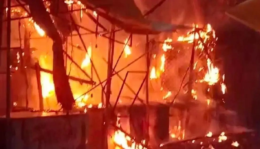کانپور کے کپڑا بازار میں خوفناک آگ لگنے کا واقعہ، 300 دکانیں خاکستر